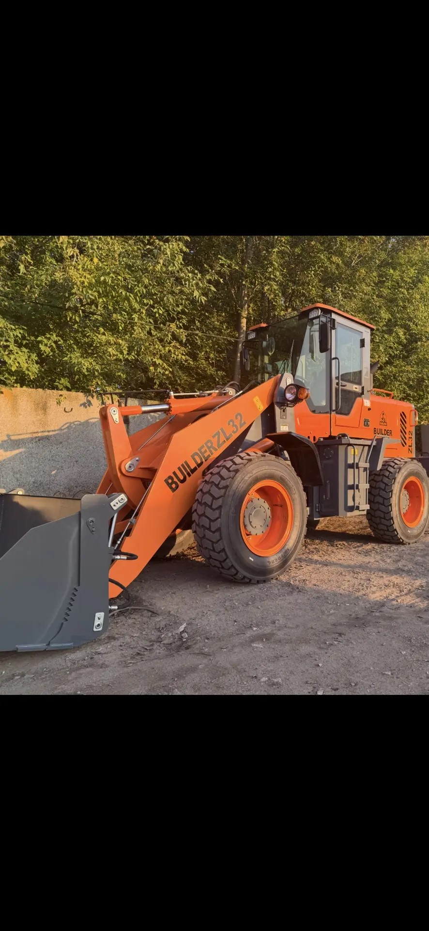 Фронтальный погрузчик BUILDER ZL32
